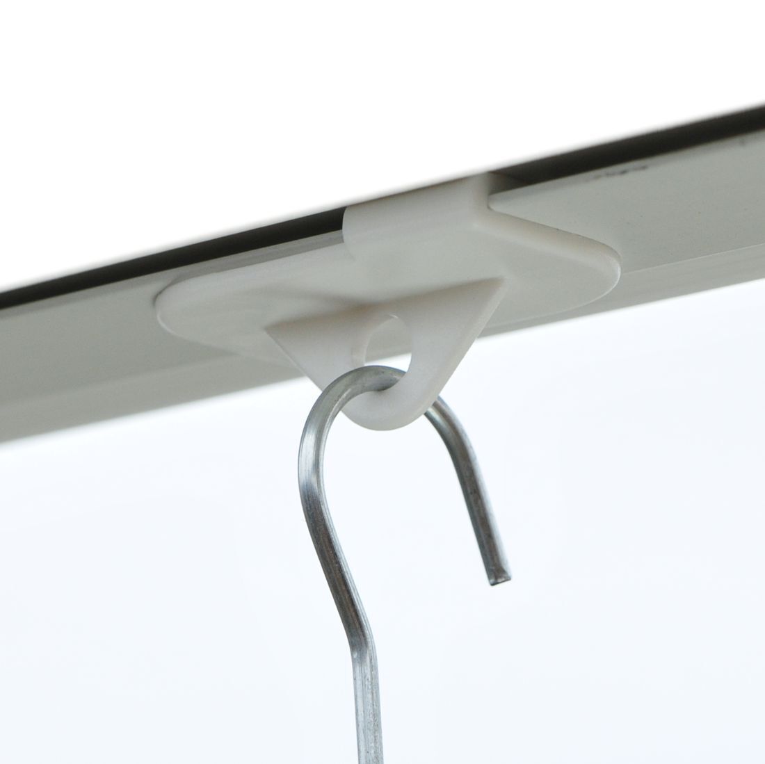 Ceiling grid clips for attaching to suspended ceilings